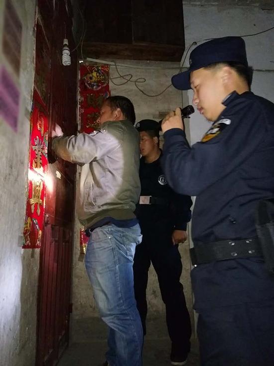  普洱粗心妈妈误将幼女锁家中 民警全城寻开锁师傅开门